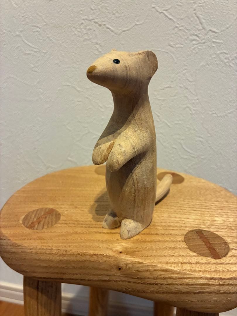 可愛いオコジョて栗のロースツール