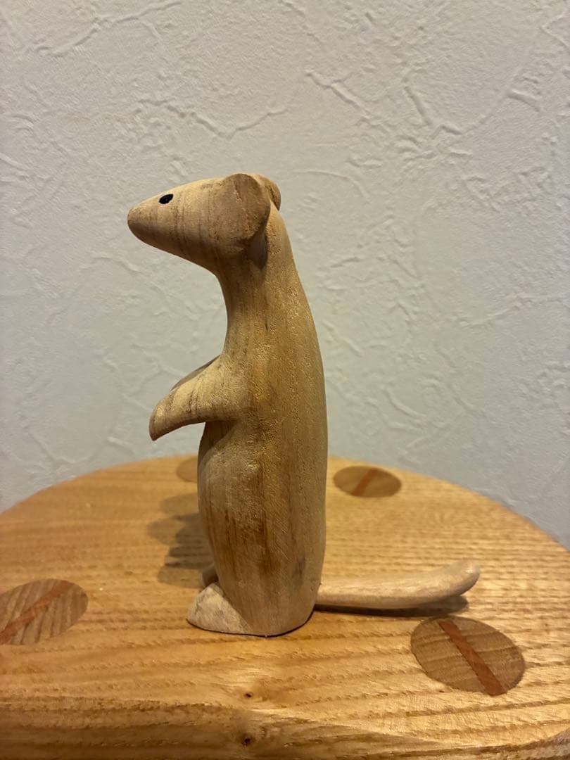 可愛いオコジョて栗のロースツール