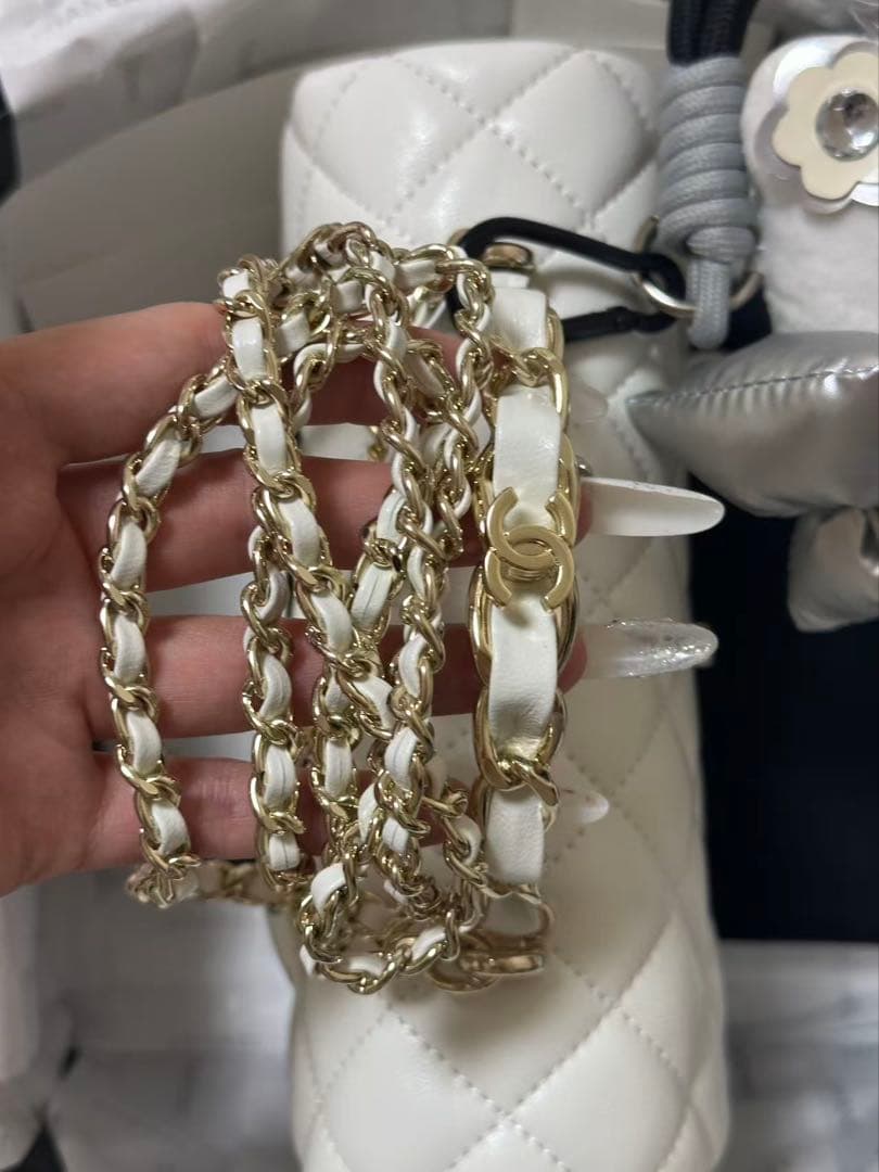 ホワイト　キルティング チェーンショルダーバッグ 箱付き