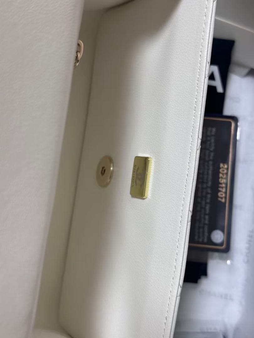 ホワイト　キルティング チェーンショルダーバッグ 箱付き