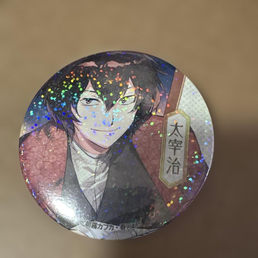 文豪ストレイドッグス 大博覧会 太宰治 ホロ缶バッジ - メルカリ