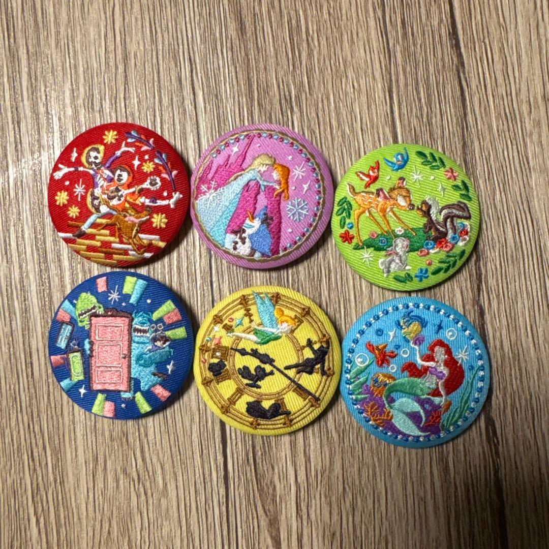 アニメキャラクター ピンバッジ 6個セット - メルカリ