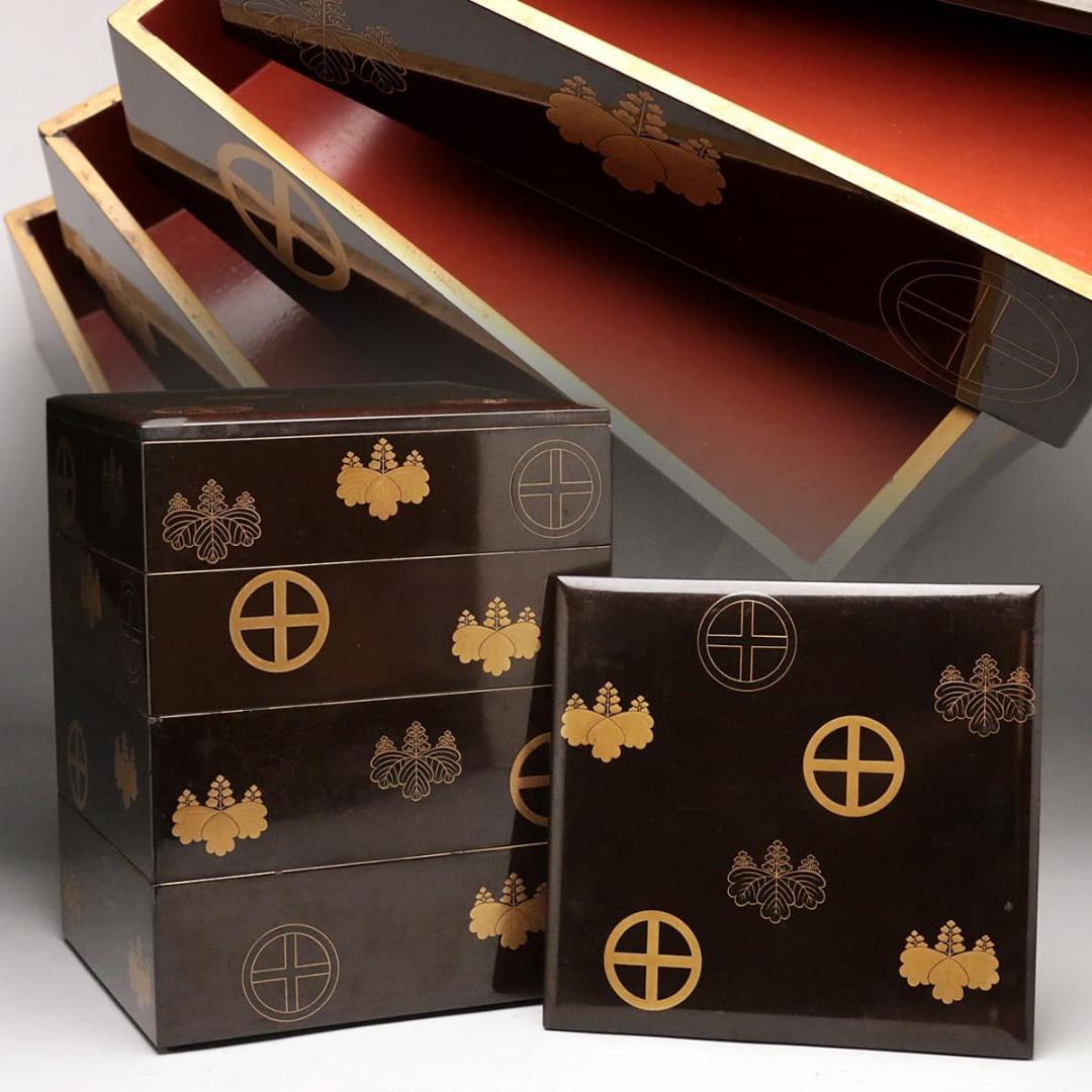 黒地金蒔絵家紋重箱（江戸～明治時代頃の婚礼調度品か？）