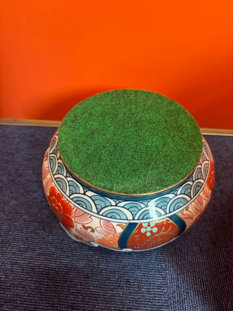 2055 有田焼 勝右衛門作 染錦 金彩色絵花鳥紋 沈香壷 飾