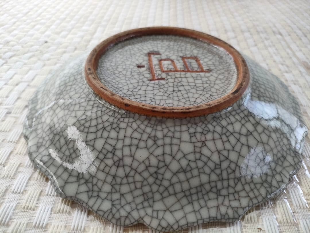 ●中国製 窯変釉 輪花縁皿 直径19cm／灰銀クラックル／裏銘「官」印