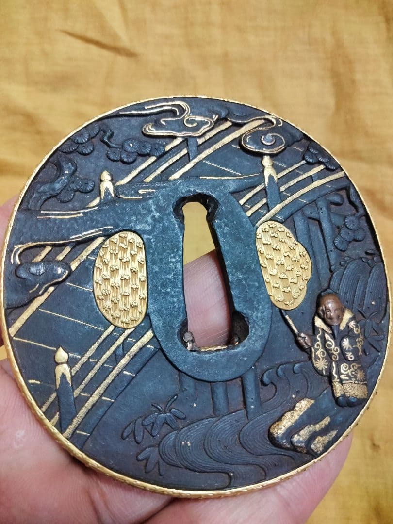 鉄鍔　鐔　(無銘宗典　橋袂賢人図)　江戸時代　金覆輪　金埋金　箱付き