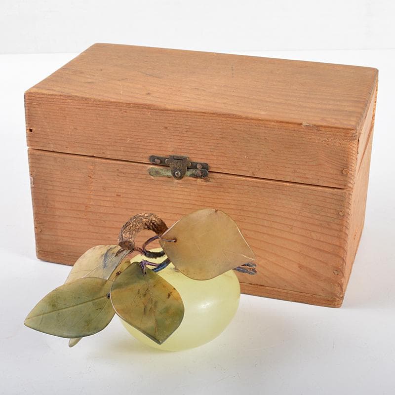 中国　玉石白玉彫刻　桃　置物　時代箱付　M　R5371 中国 玉石白玉彫刻 神獣刻 根付 紙鎮 置物 C 7084E 中国 玉石白玉彫刻