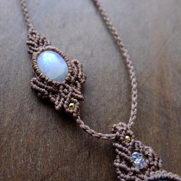 大きめラブラドライト・ムーンストーン マクラメ編みペンダント