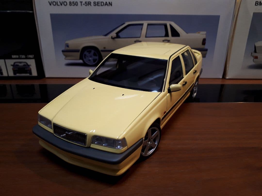 オートアート VOLVO 850 T-5R エステート クリームイエロー 絶版