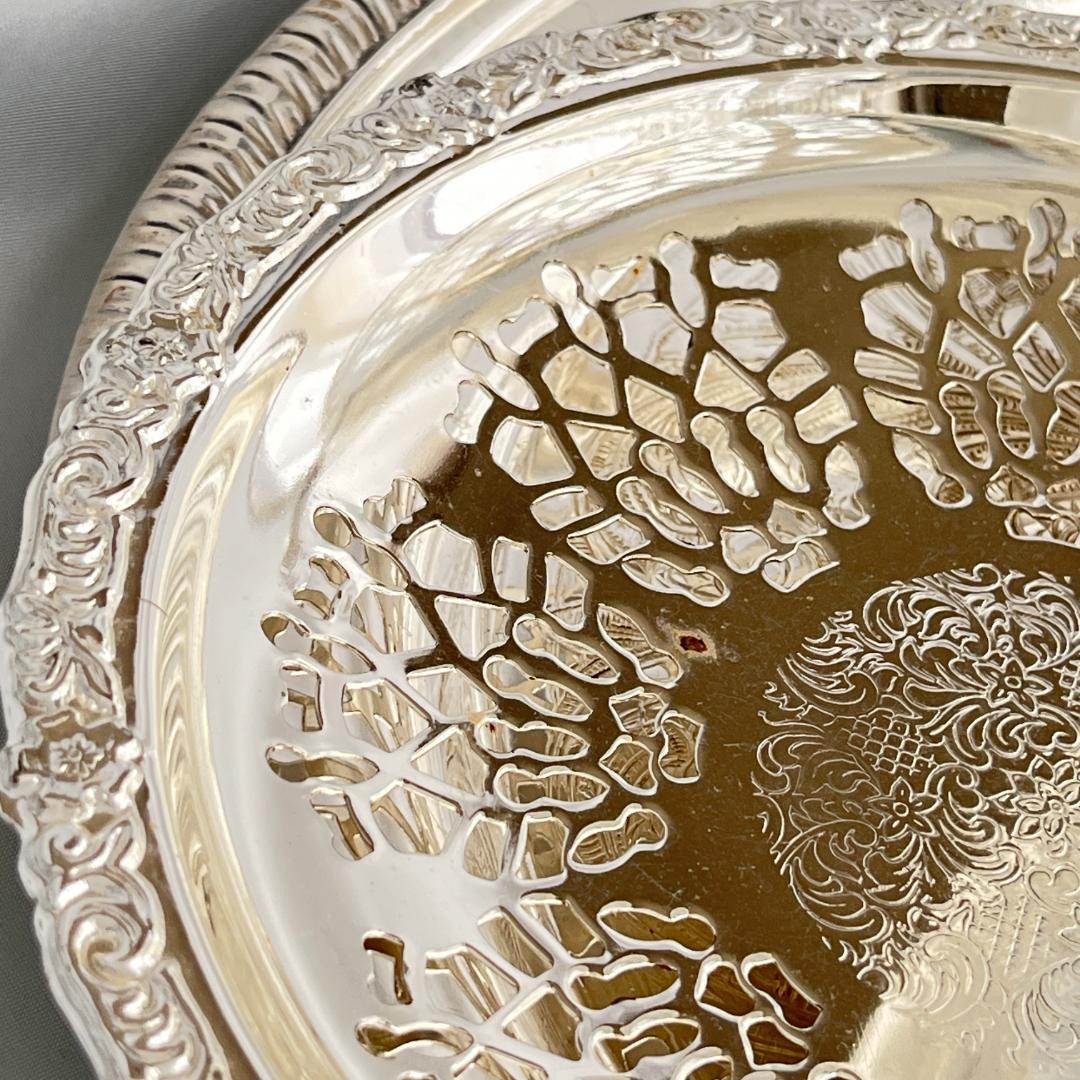 英国 】エンボスと透かしのケーキスタンド Queen Anne バタフライ式