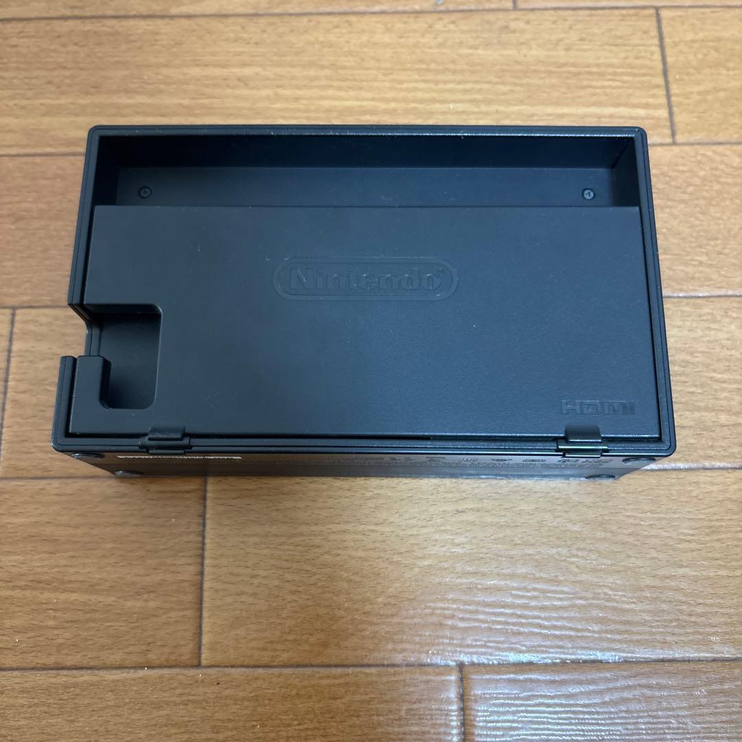 Nintendo Switch本体と付属品とJoy-Con充電グリップ