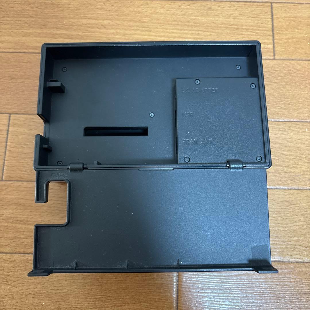 Nintendo Switch本体と付属品とJoy-Con充電グリップ