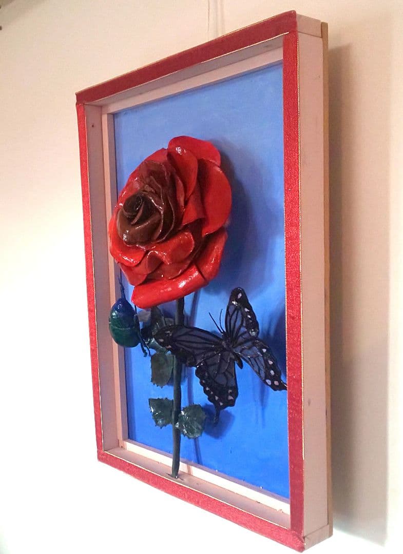 「一輪の薔薇と、近寄る昆虫」（未来絵画）