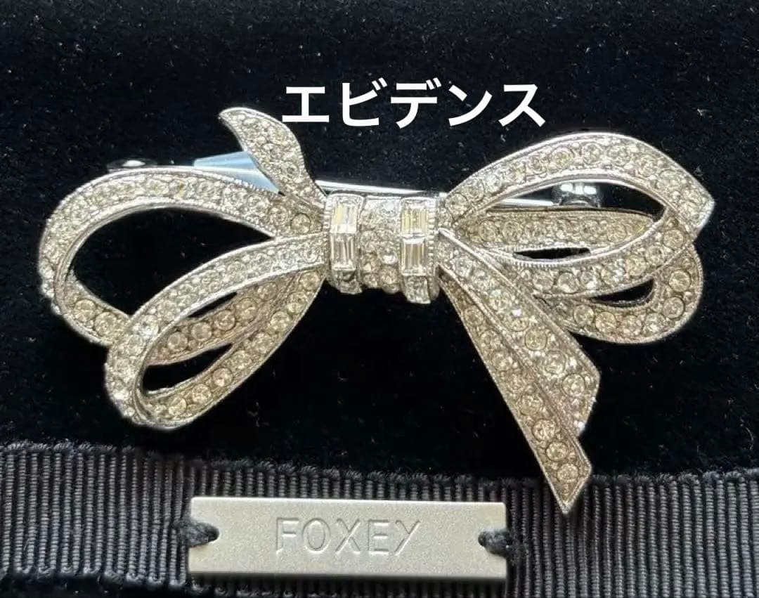 FOXEY リボン型ブローチ クリスタル装飾未使用品袋付き