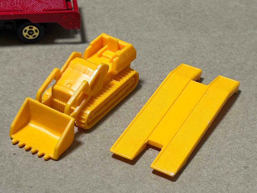 トミカ UD コンドル ブルドーザーキャリア 日本製 赤