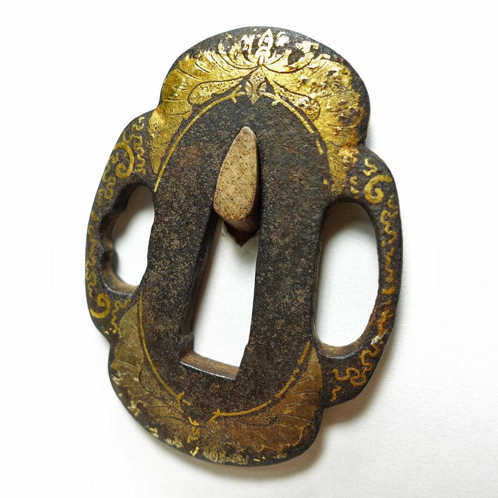 肥後の喰出鐔　鉄地木瓜形蝶唐草文鐔　肥後金工　両櫃孔　毛彫　金象嵌　はみだし