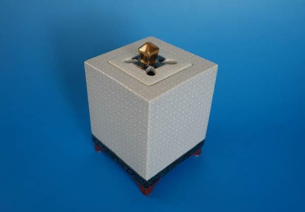 九谷焼　白七宝 　栄峰作　　角香炉　香炉　共箱 四方香炉　青粒鉄仙 2330