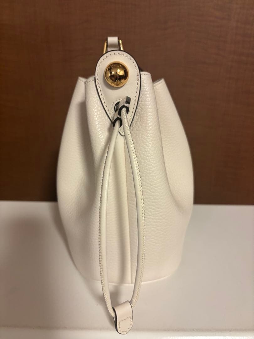 FURLAフルラホワイトレザー バケツ型ショルダーバッグ