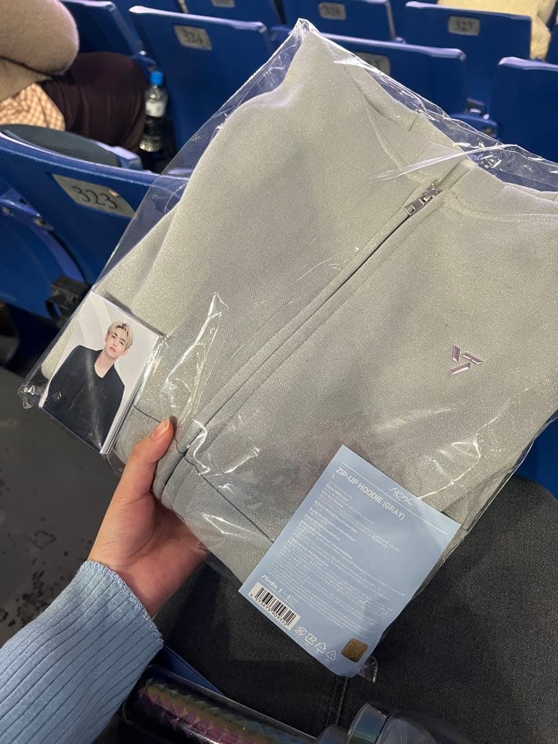 seventeen new_ ジップアップフーディ グレー Lサイズ　トレカ seventeen new_ ジップアップフーディ グレー Lサイズ トレカの通販は