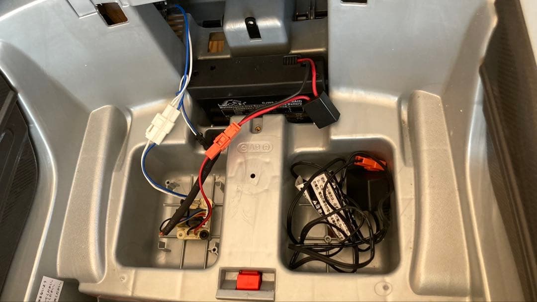 電話　ミニカー　トイザラス　アヴィーゴ　6v ポルシェ918 電動自動車