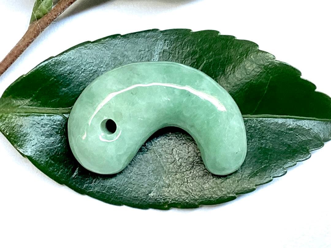 ✳摩訶不思議*開運導き 糸魚川翡翠勾玉*緑色‼️鑑別書付 特別