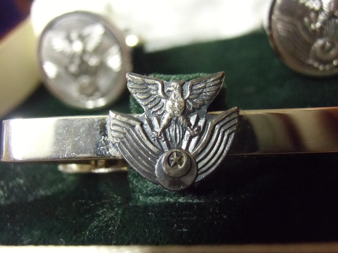 ●日本の記章＊自衛隊＊航空幕僚長＊純銀製カフス＆タイピン＋木盃（実物）