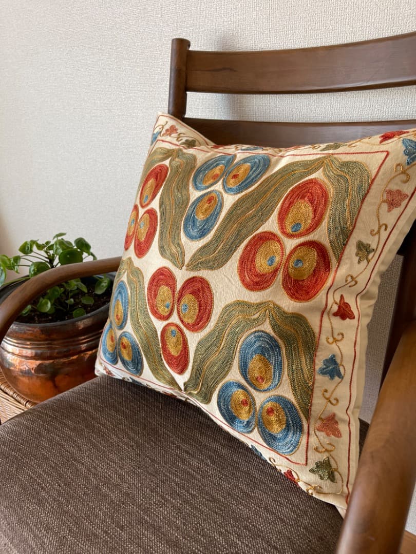 ウズベキスタン伝統刺繍スザニ　シルクonシルク　クッションカバー