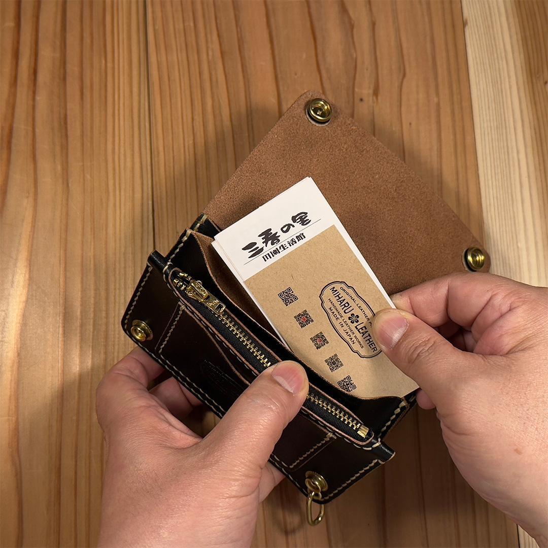 昭南本ヌメ革・丘染めブラック茶芯（手染め）｜ミドルトラッカーウォレット