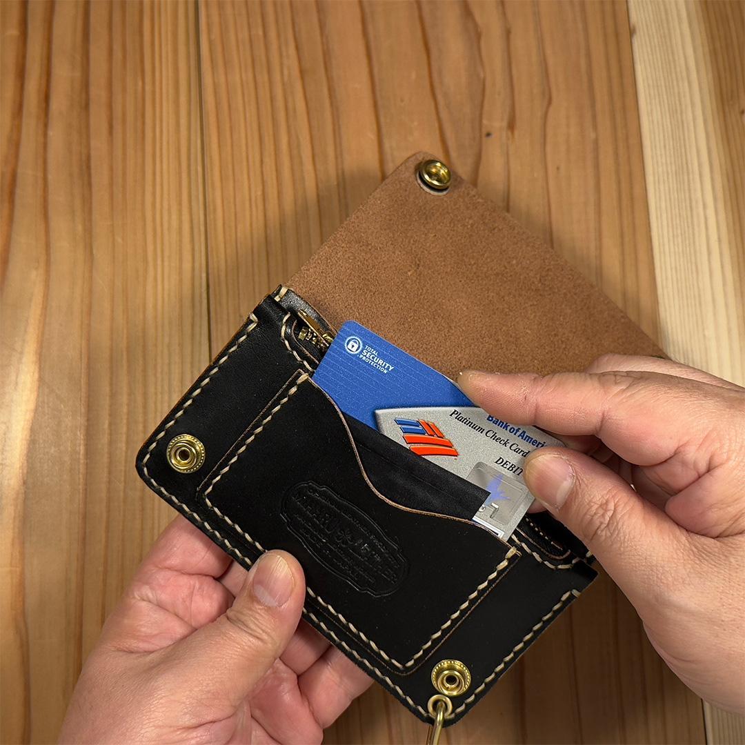 昭南本ヌメ革・丘染めブラック茶芯（手染め）｜ミドルトラッカーウォレット