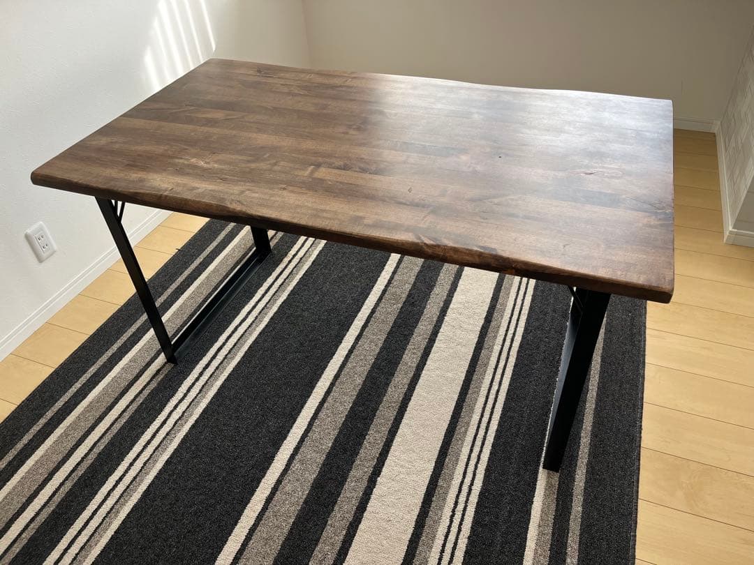アイアン脚　無垢材天板　木製ダイニングテーブル　ウォルナット