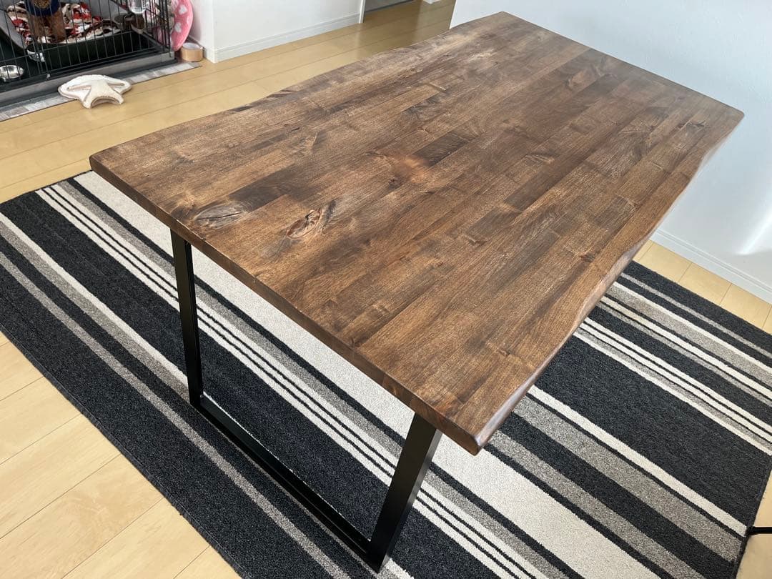 アイアン脚　無垢材天板　木製ダイニングテーブル　ウォルナット