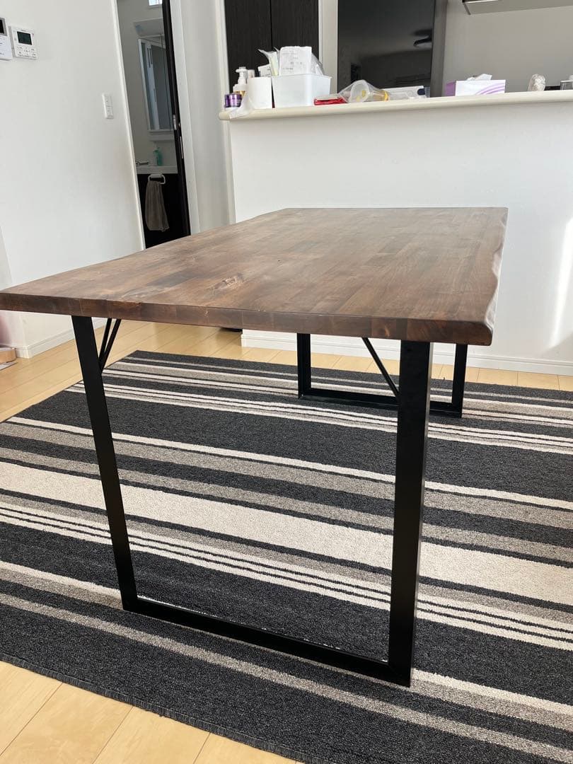 アイアン脚　無垢材天板　木製ダイニングテーブル　ウォルナット