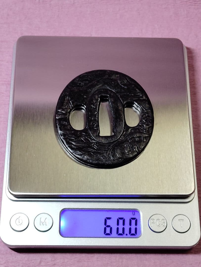 刀装具 鐔 鍔 在銘 若芝 鉄地 山水図 丸形鐔 時代物