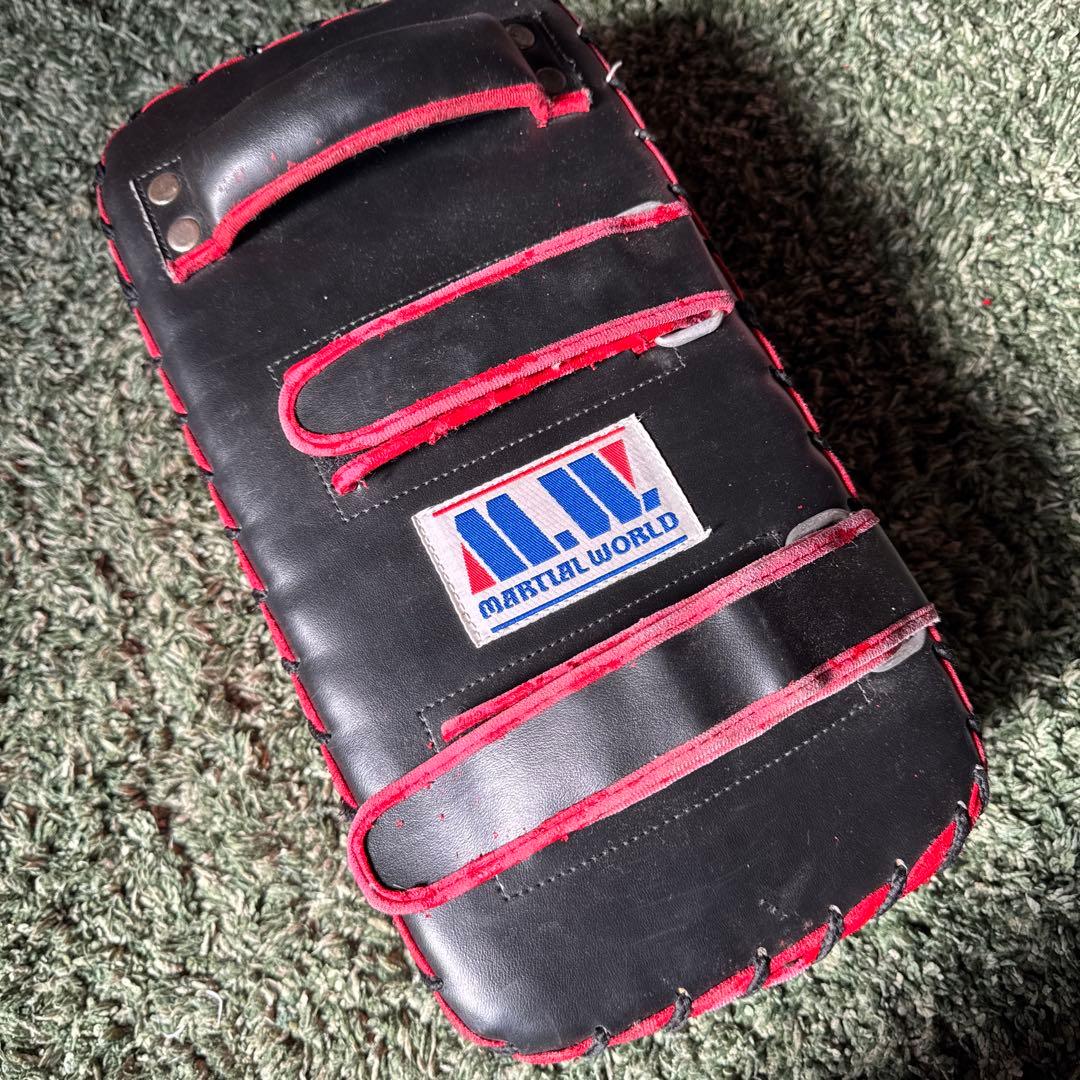 MARTIAL WORLD パンチングミット 黒赤 - メルカリ