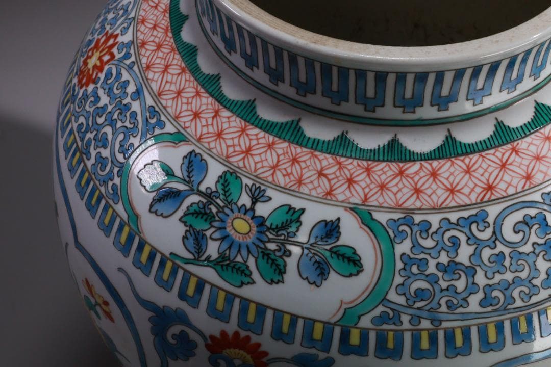 有田焼 柿右衛門様式 色絵七宝花唐草三方花卉図 大壷 BE931