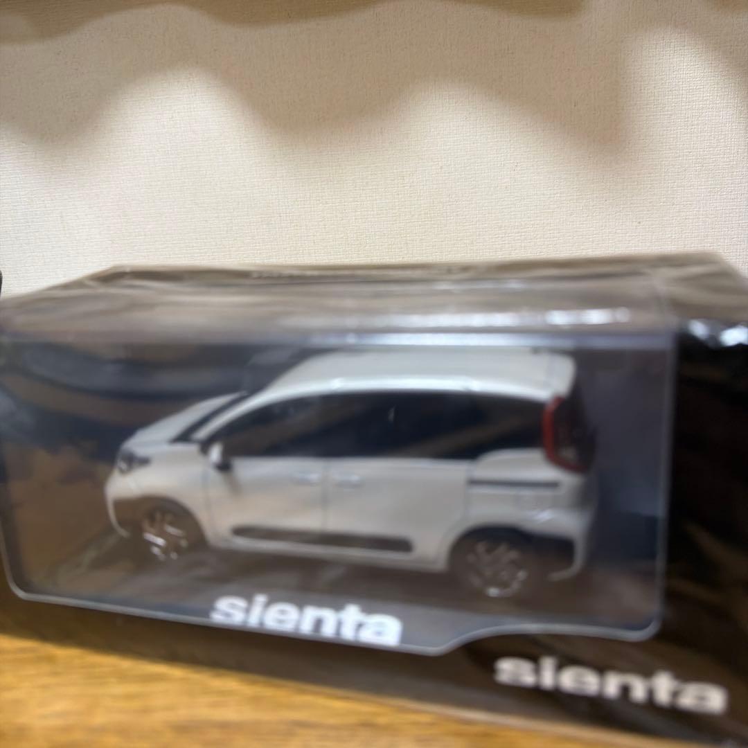 新品未開封】トヨタ シエンタ ホワイトパール 1/30カラーサンプル