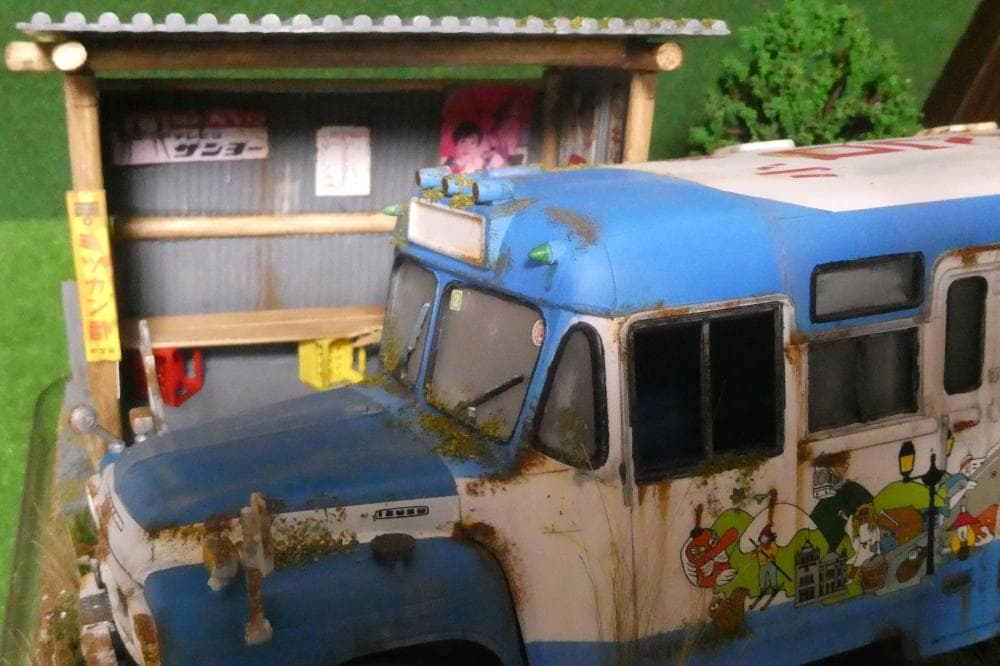 1/32 ボンネットバス 昭和レトロ風景 ジオラマ完成品 草ヒロ 錆汚し加工