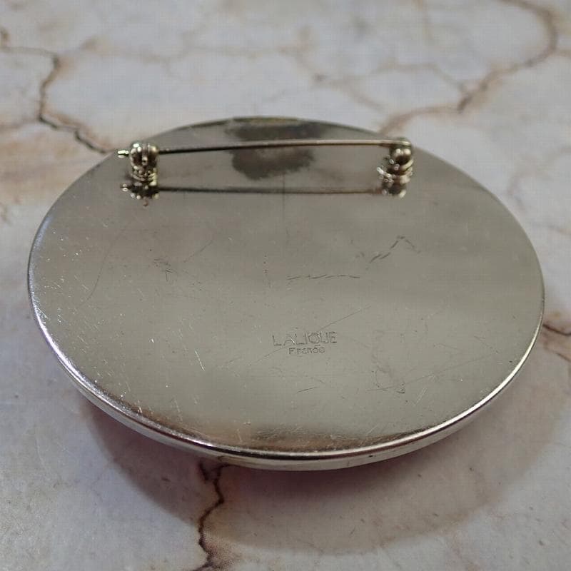 最 安値ファッション - RU-6042 ラリック LALIQUE ブローチ (ピンク