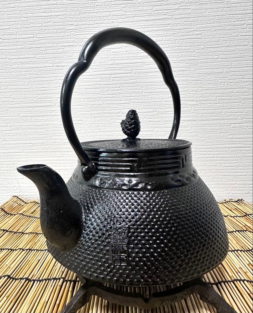 新品、供箱等付属品付　南部岩鋳四代目清末作 　真作保証　１８型アラレ　南部鉄瓶