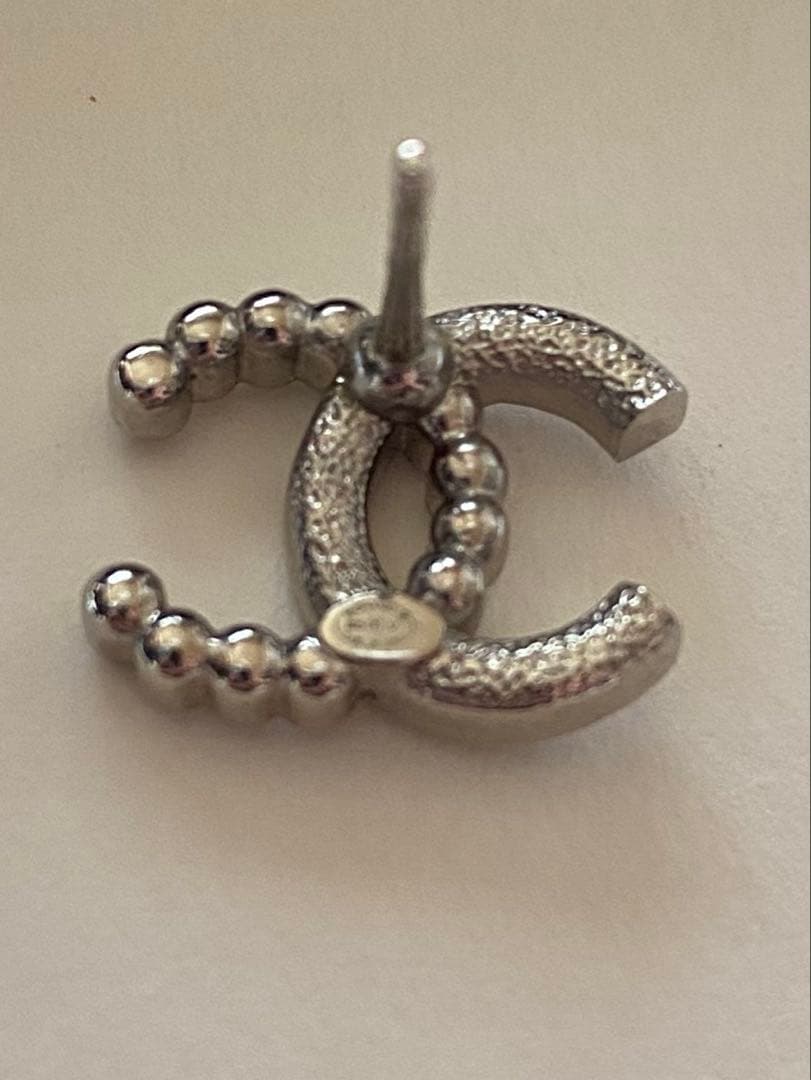 CHANEL CCロゴピアス ストーン付き - メルカリ