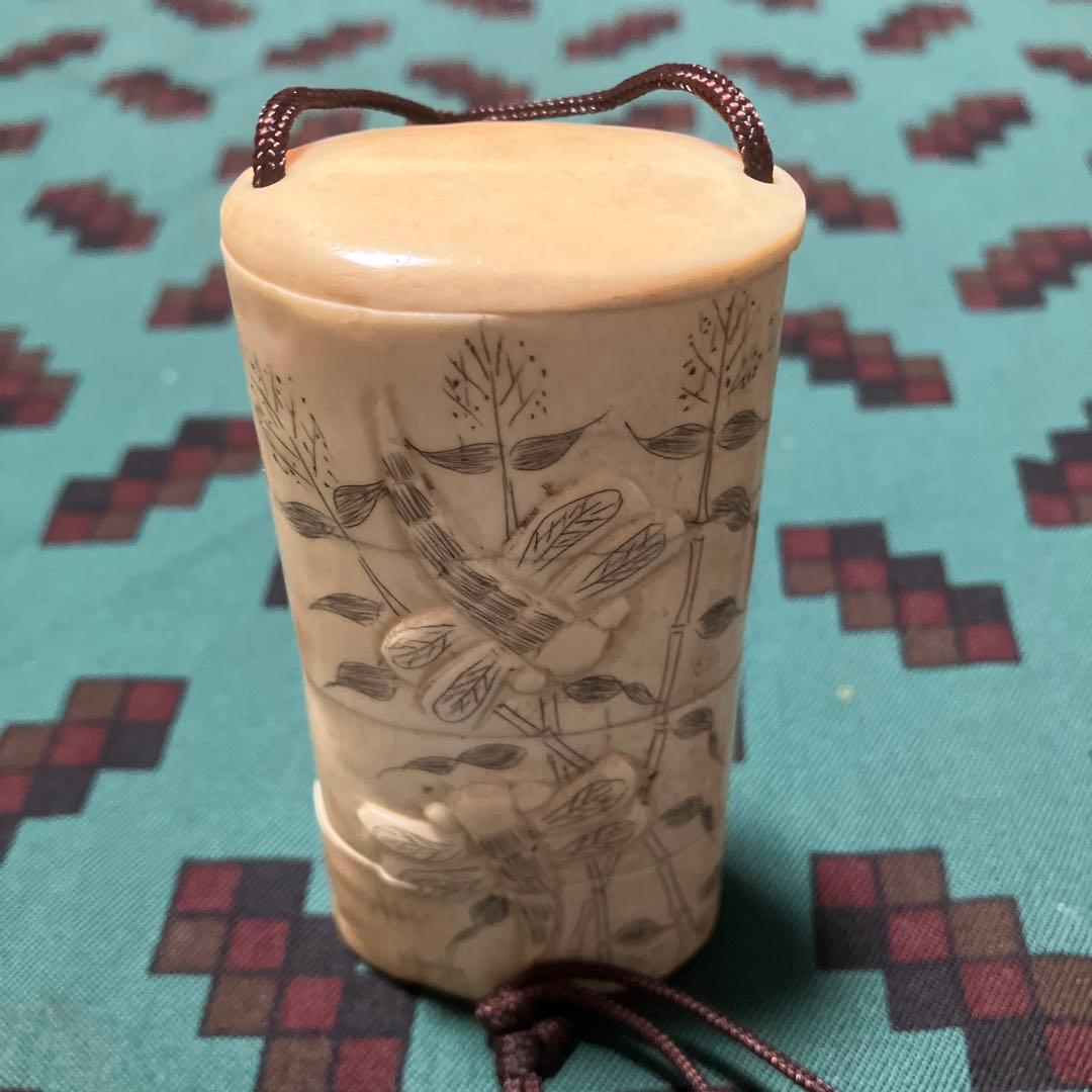 旧家蔵出し品 骨細工 印籠 花にトンボ 浮き彫り 彫刻 薬入