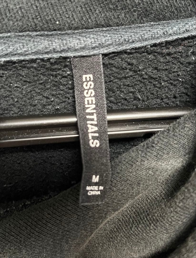 ESSENTIALS ブラック フード付きパーカー