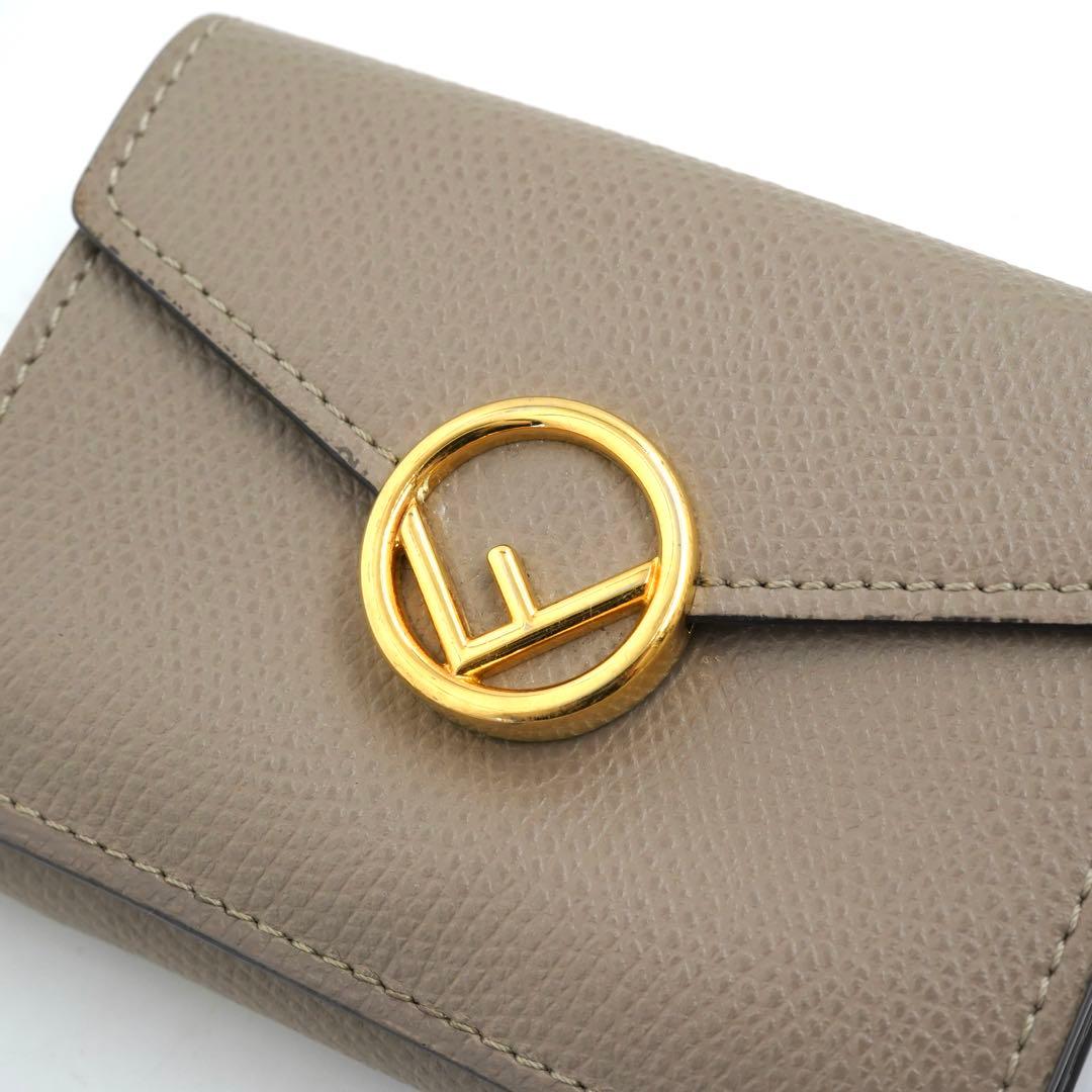 ✨プレゼント✨　FENDI ミニ財布　エフイズ　Fロゴ　三つ折り エンボスロゴ