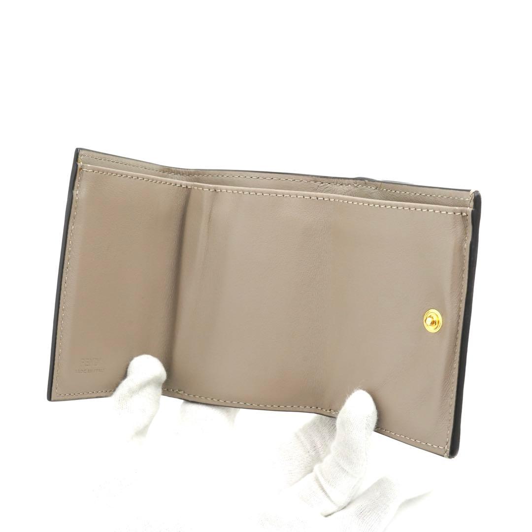 ✨プレゼント✨　FENDI ミニ財布　エフイズ　Fロゴ　三つ折り エンボスロゴ