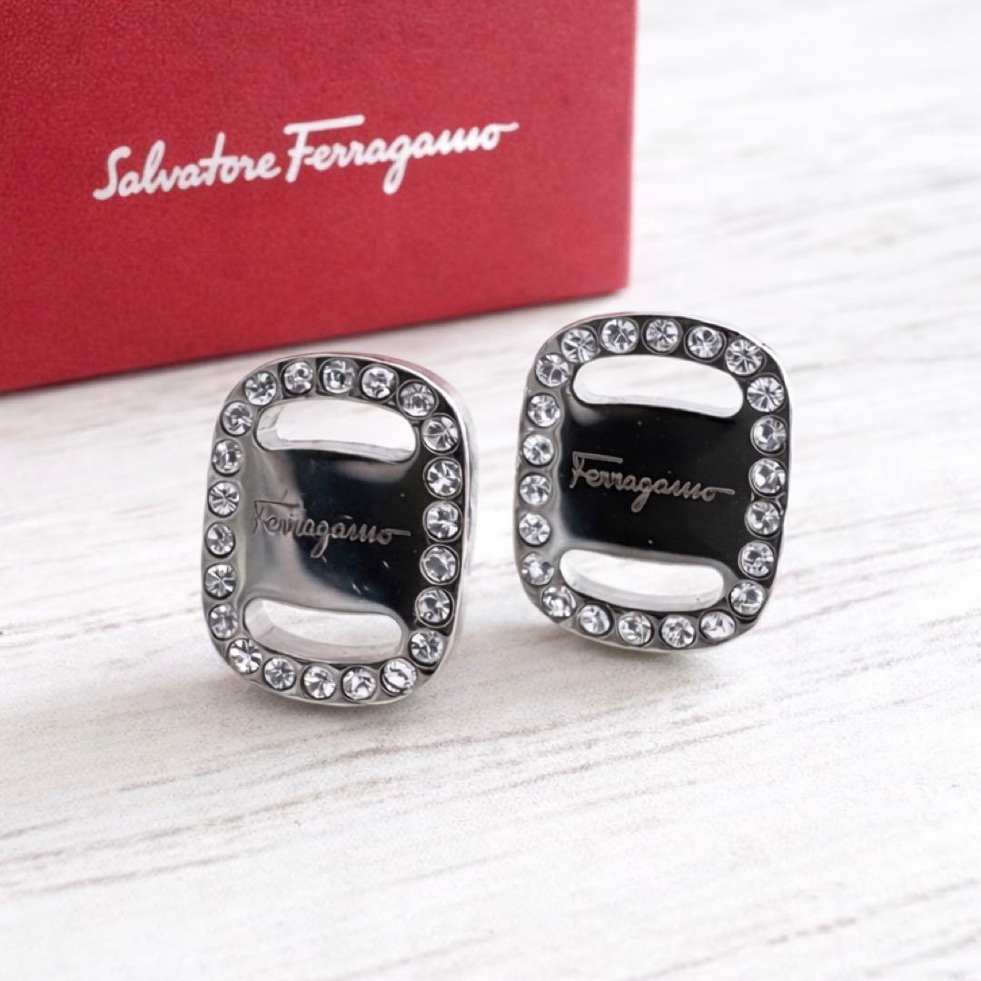 ferragamo フェラガモ ラインストーン ピアス - メルカリ