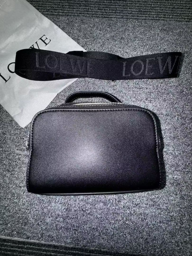 LOEWE ブラックレザー ボディバッグ