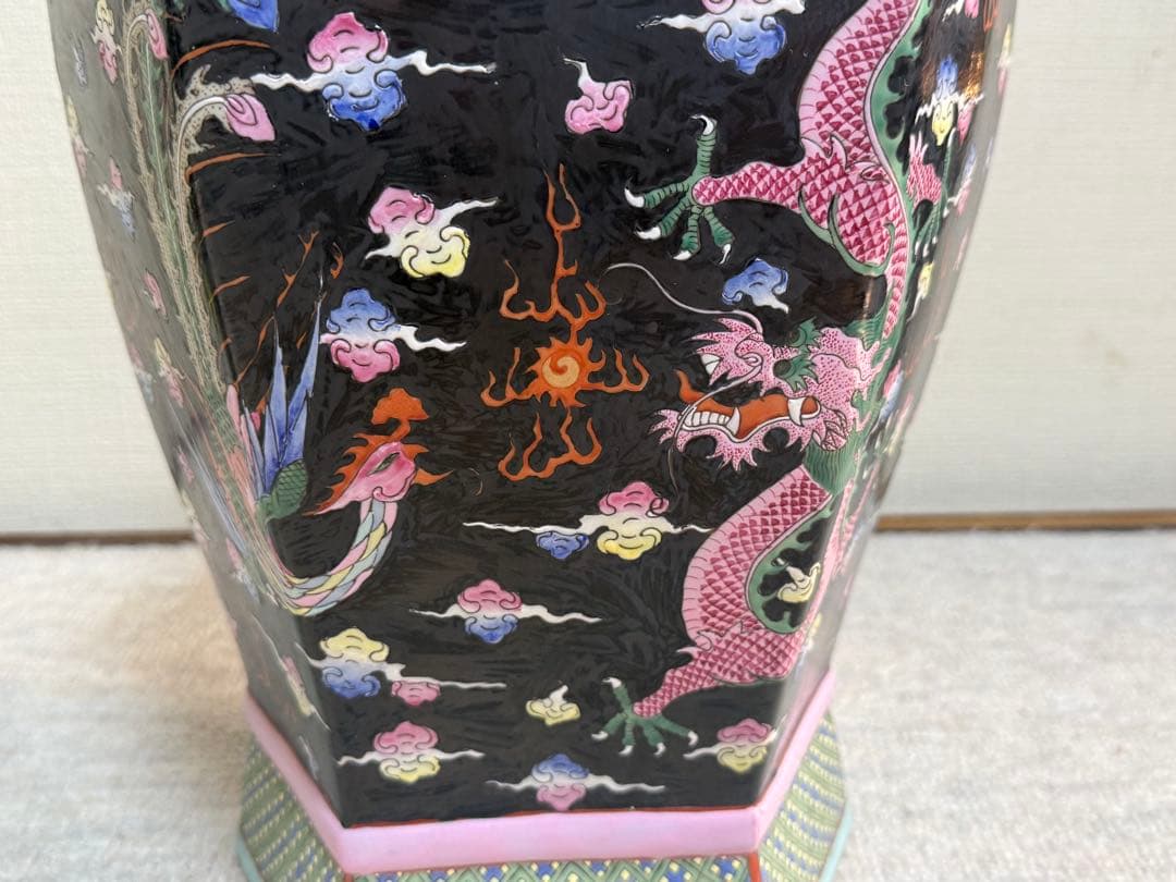 中国　大清乾隆年製銘　黒地粉彩龍鳳紋角瓶　右　高さ47.0cm 送料込み0106