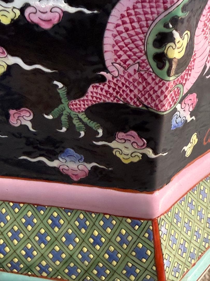 中国 大清乾隆年製銘 黒地粉彩龍鳳紋角瓶 右 高さ47.0cm 送料込み0106