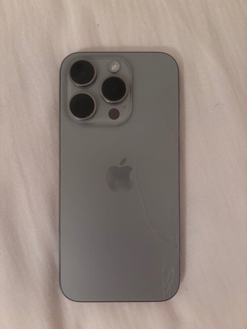 Apple iPhone 15Pro 256GBナチュラルチタニウム(背面割れ)