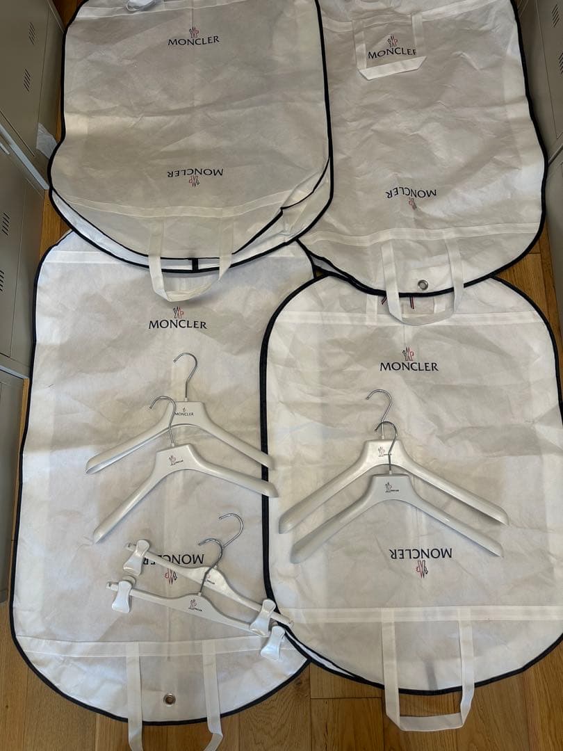 MONCLER ガーメントバッグ ハンガーセット MONCLER ガーメントバッグ2つとハンガー3本、パンツハンガー3本セット